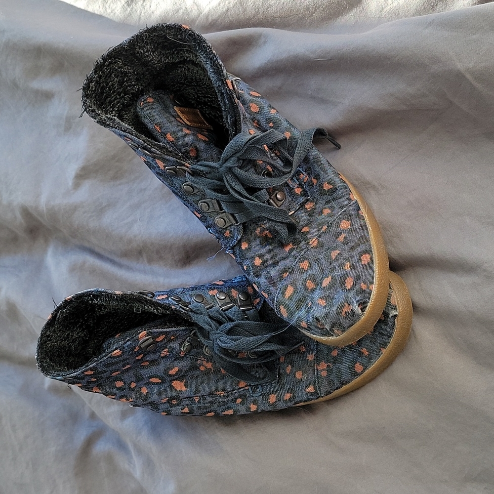 Tom's leppard print booties